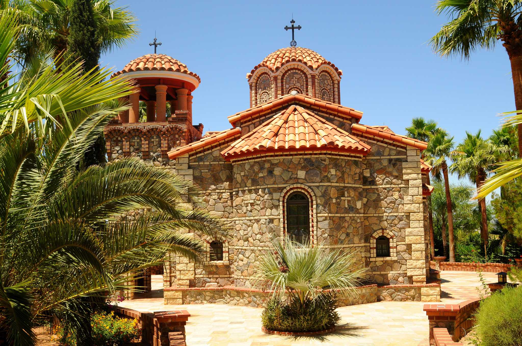 在 从 orange-ca-us 到 tucson-az-us 的途中，参观 St. Anthony's Greek Orthodox Monastery ，通过 Daytrip