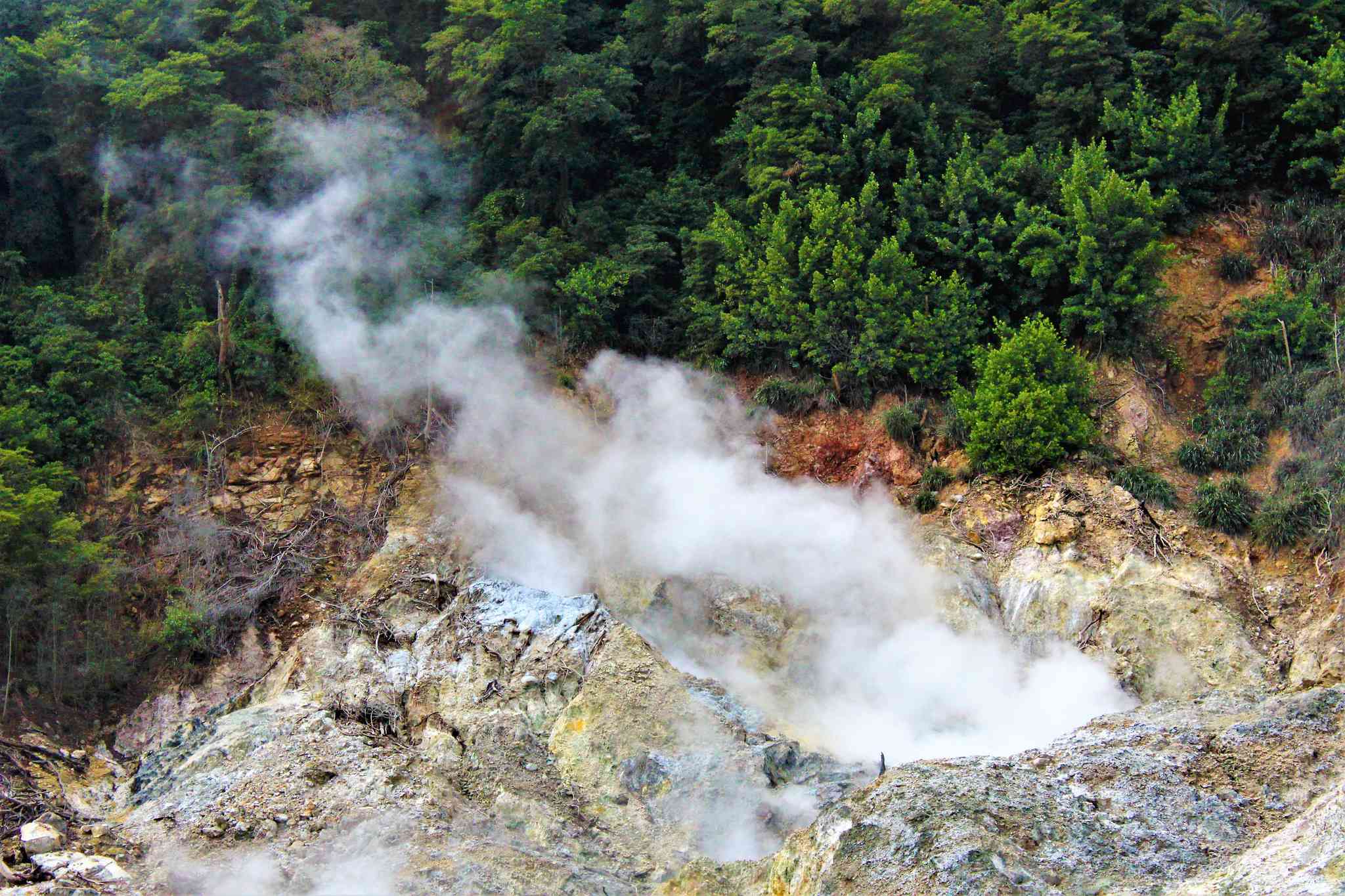 Scenic view of Sulphur Springs - private day trip from Eau Piquant - photo 2