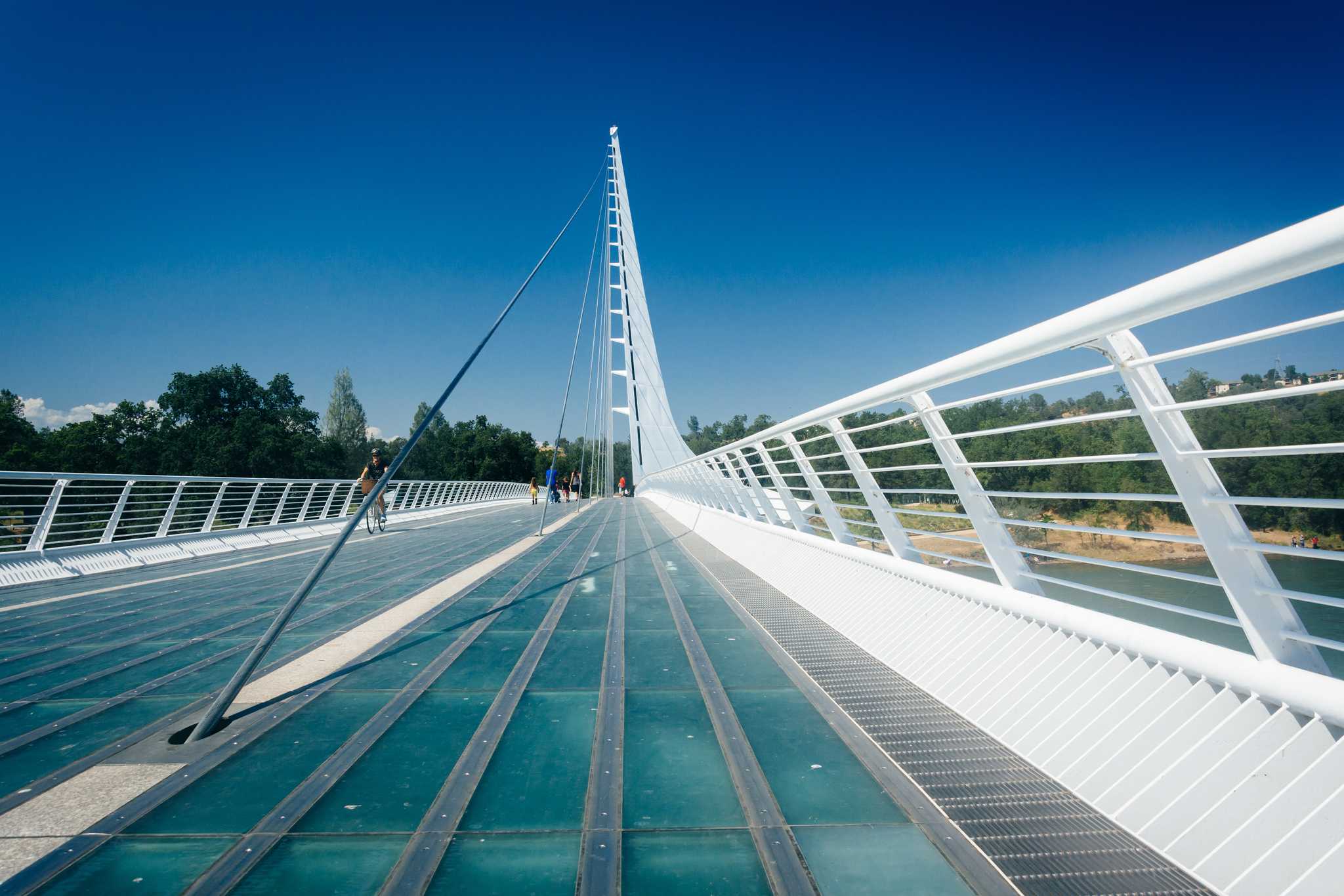 在 从 sunnyvale-ca-us 到 boring-or-us 的途中，参观 Sundial Bridge ，通过 Daytrip