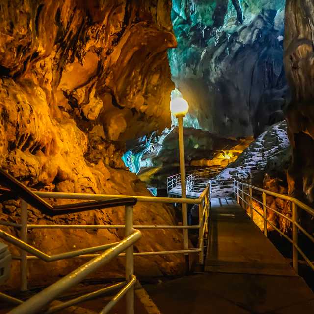 Kuala Lumpur to Tempurung Cave and Putra Mosque: Day tour