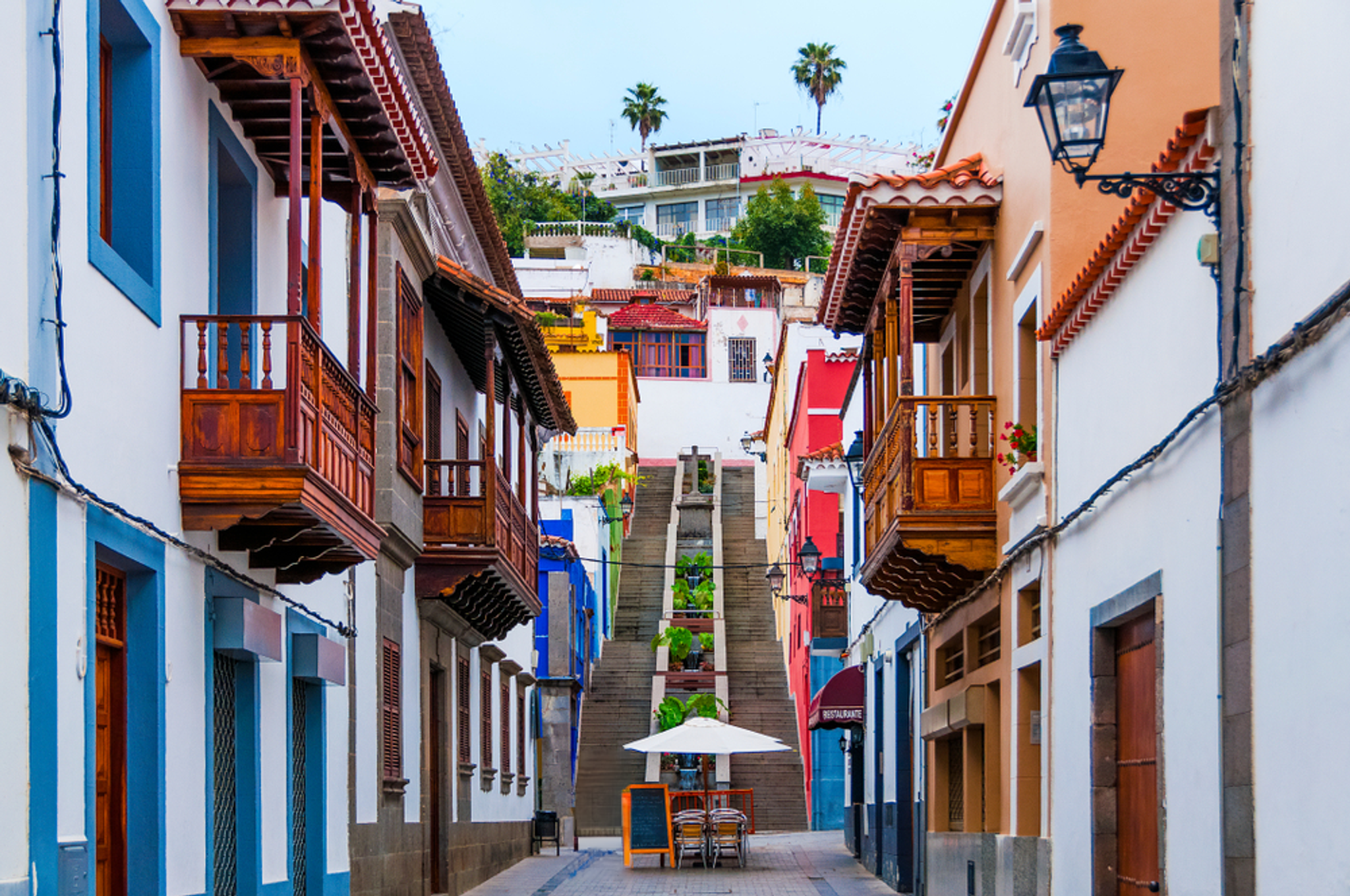 Conhecida por sua rica história, arquitetura tradicional e vibrante cena cultural, Teror oferece aos visitantes um vislumbre cativante do patrimônio e do estilo de vida da ilha.