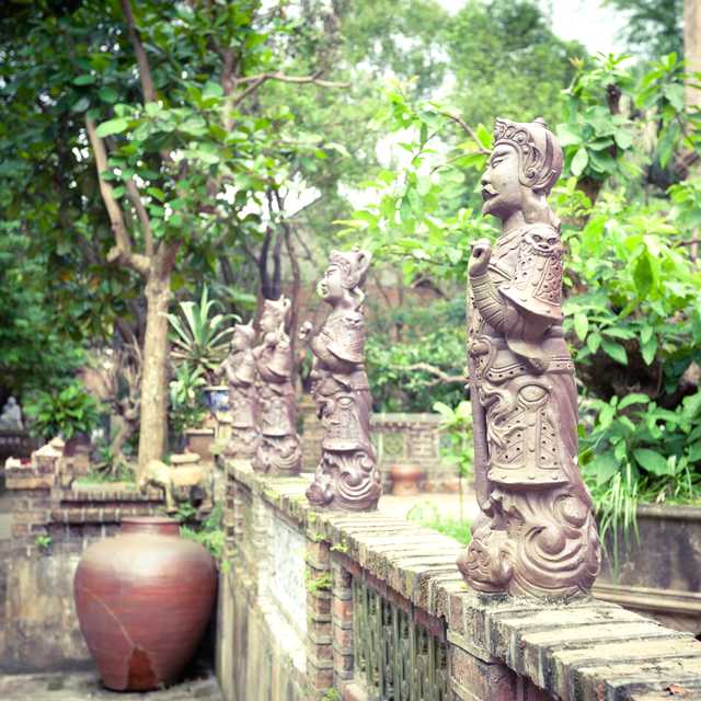 Hanoi to Thanh Chuong Palace and But Thap Pagoda: Day trip