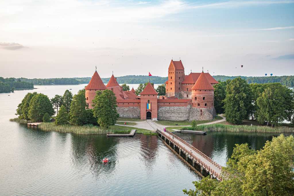 private-day-trip-from-vilnius-to-trakai-island-castle-and-kaunas