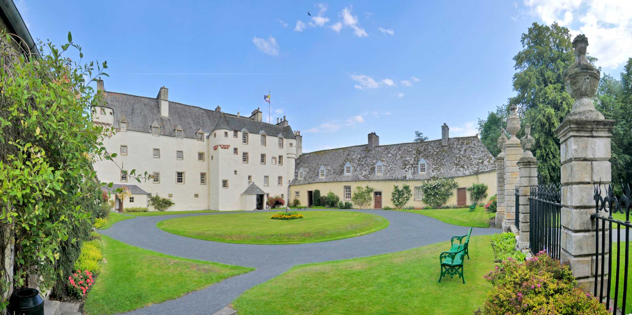 Servicios de traslado en coche privado en Traquair House - vista panorámica de Traquair House en Reino Unido
