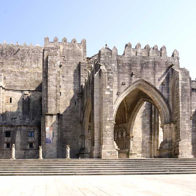 Santiago de Compostela to Tui and Ponte de Lima: Day trip