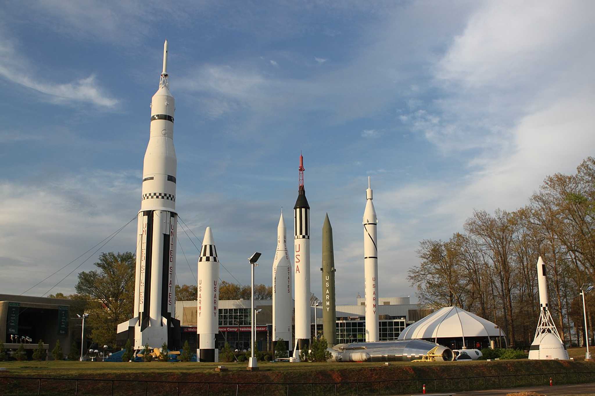 tallahassee-international-airport-us에서 nashville-tn-us으로 가는 길에 Daytrip 으로 U.S. Space & Rocket Center 방문하기