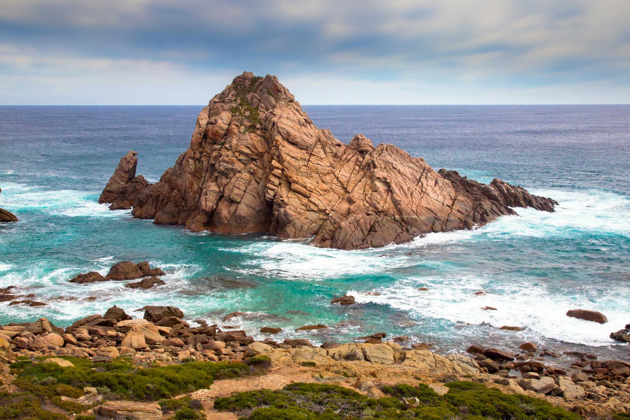 Des paysages marins magnifiques, des grottes faiblement éclairées et une scène artistique florissante ajoutent au charme de cette ville qui attire depuis longtemps des touristes en quête d'une escapade romantique.