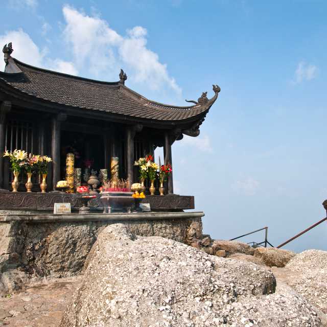 Hanoi to Yen Tu Mountain: Private day trip